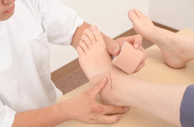 alt="昭島市で交通事故治療に強いまろん整骨院の施術風景