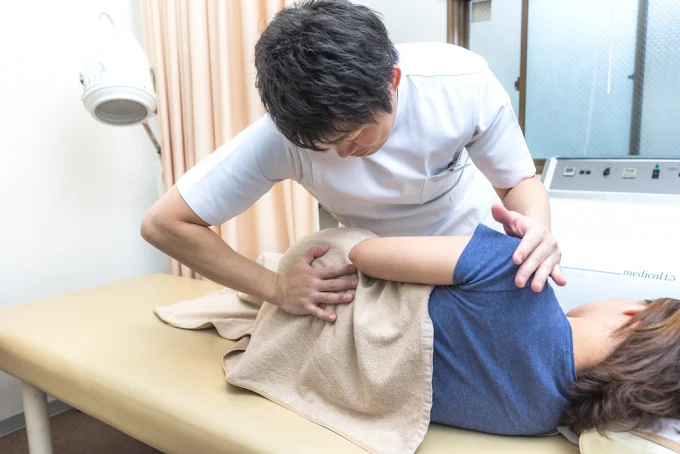 alt="まろん鍼灸接骨院の栗本院長が施術している写真