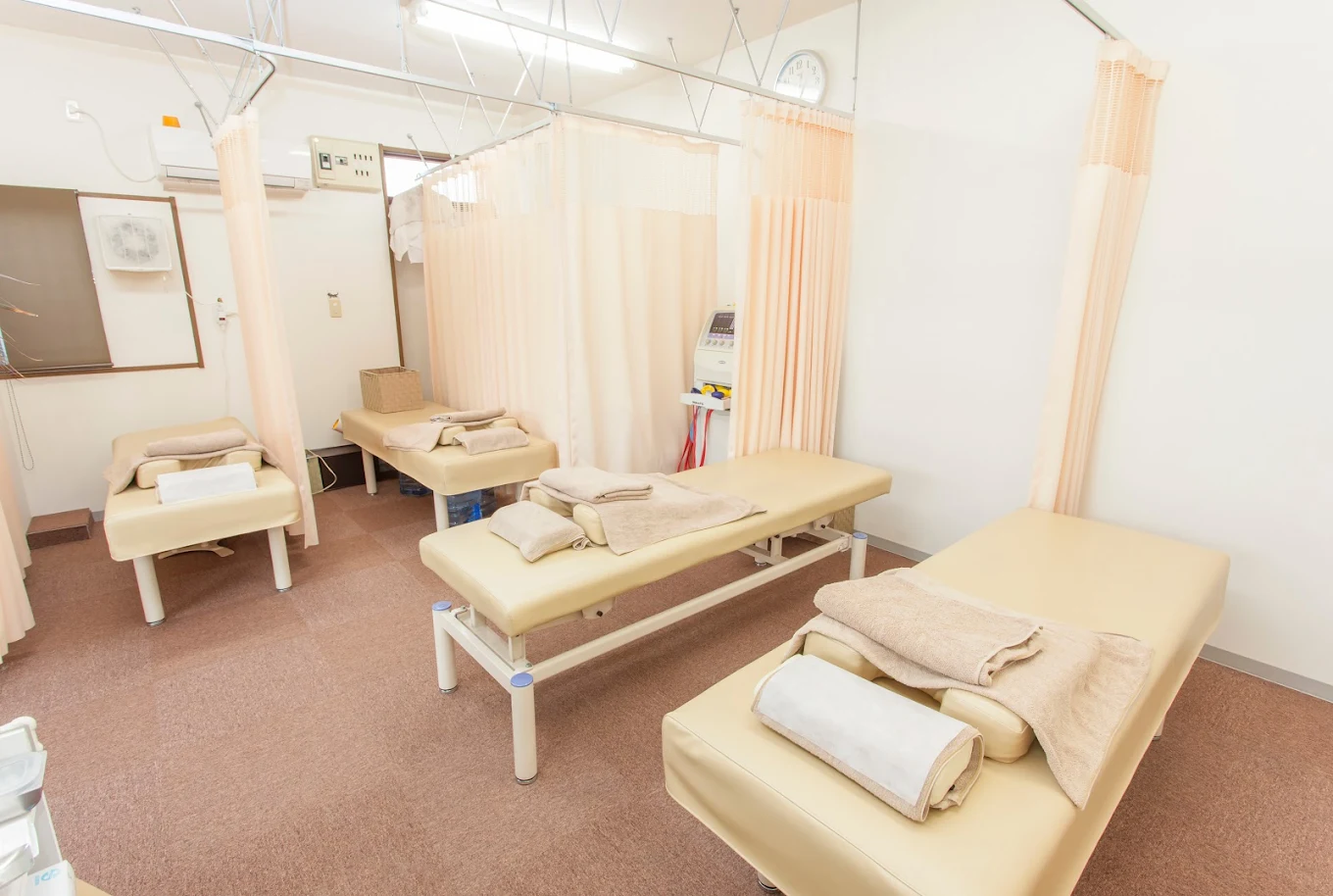 alt="まろん鍼灸接骨院の施術スペースの写真