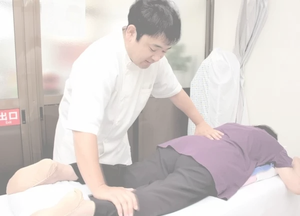 虹ヶ丘接骨院の施術風景