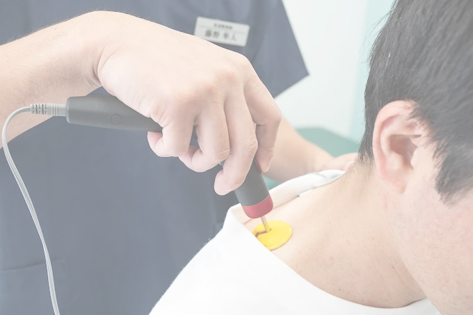 拝島メディカル接骨院の施術風景と機械