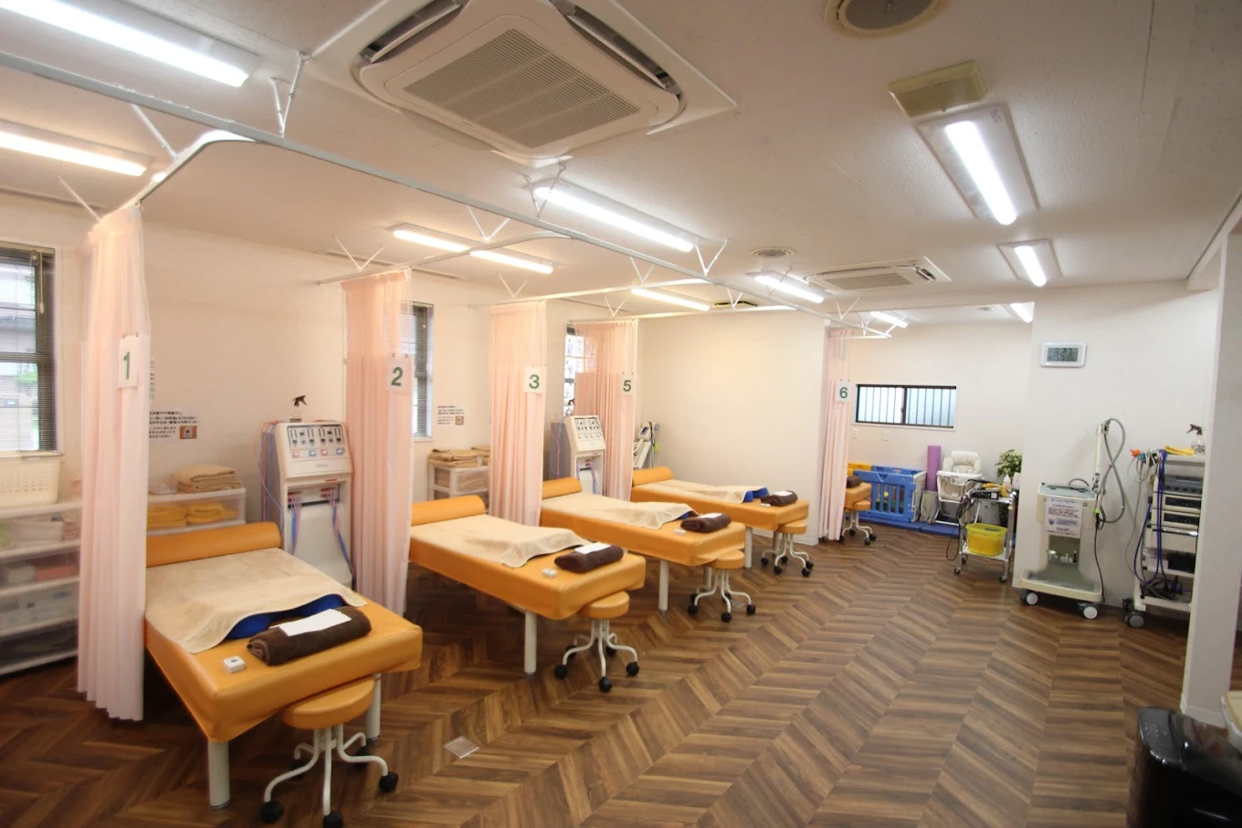 alt="埼玉で交通事故に強いはっとりはりきゅう接骨院の施術風景