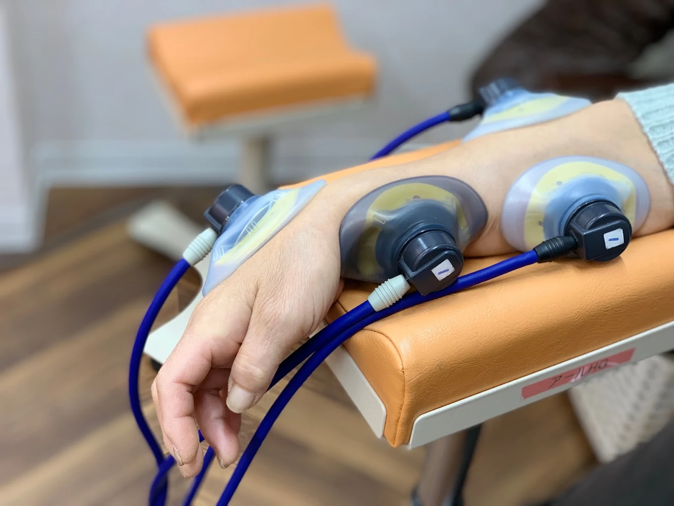 alt="埼玉で交通事故に強いはっとりはりきゅう接骨院の施術風景