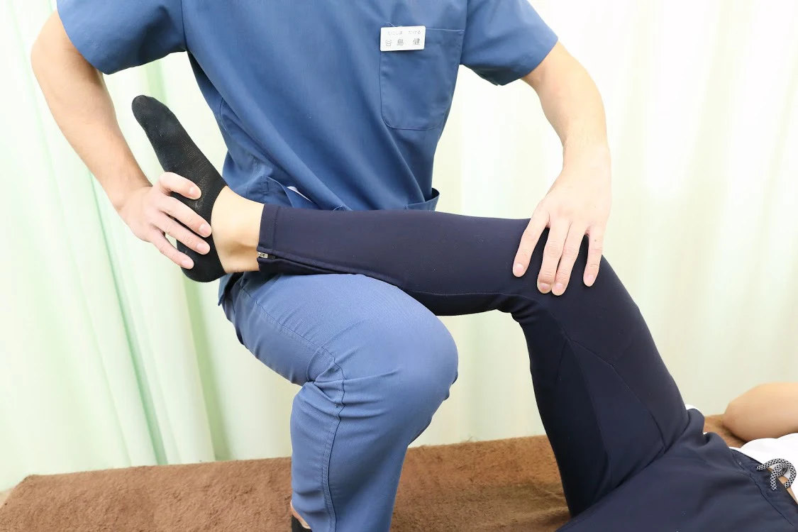 alt="埼玉で交通事故に強いはっとりはりきゅう接骨院の施術風景