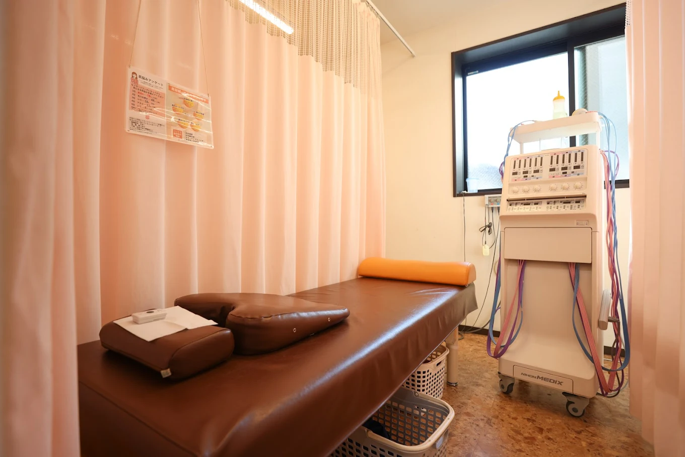 alt="さいたま市のはっとりはりきゅう接骨院西大宮院の清潔感のある受付と施術室の様子"