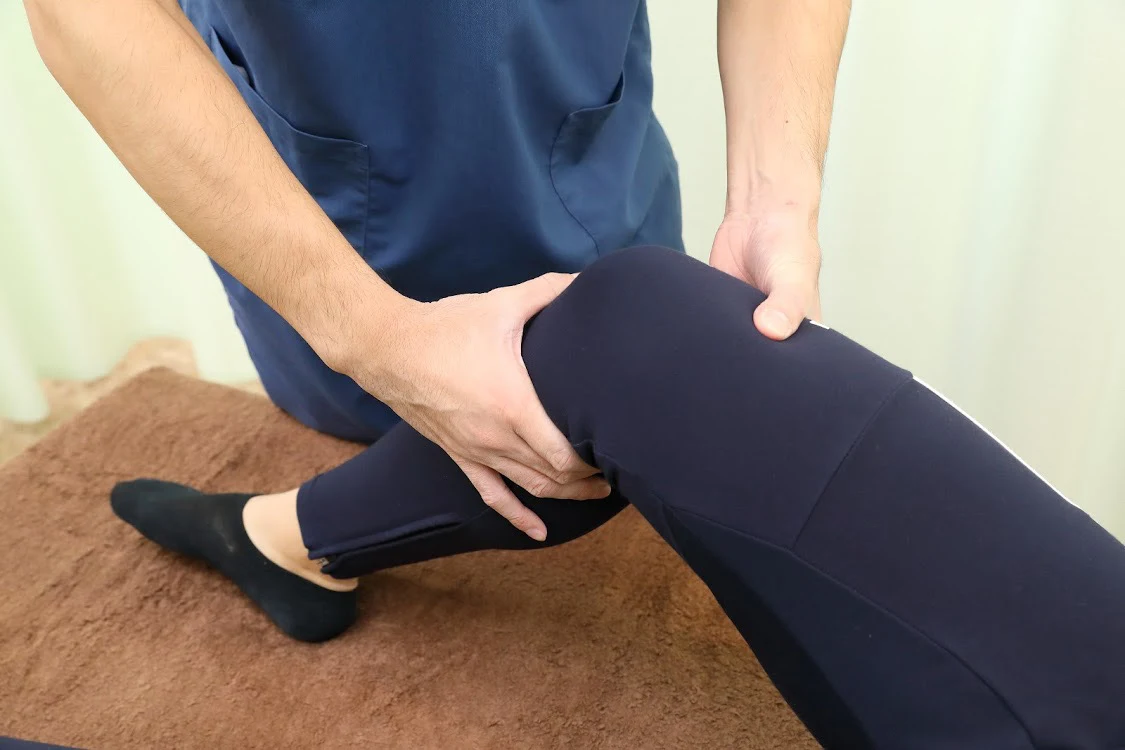 alt="埼玉で交通事故に強いはっとりはりきゅう接骨院の施術風景