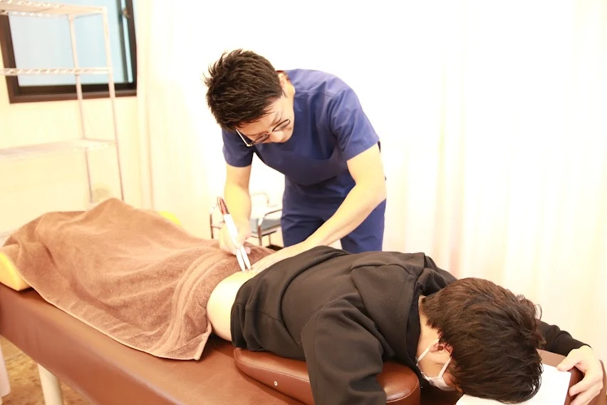 alt="埼玉で交通事故に強いはっとりはりきゅう接骨院の施術風景