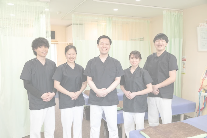 河辺リーフ鍼灸整骨院の外観とスタッフ