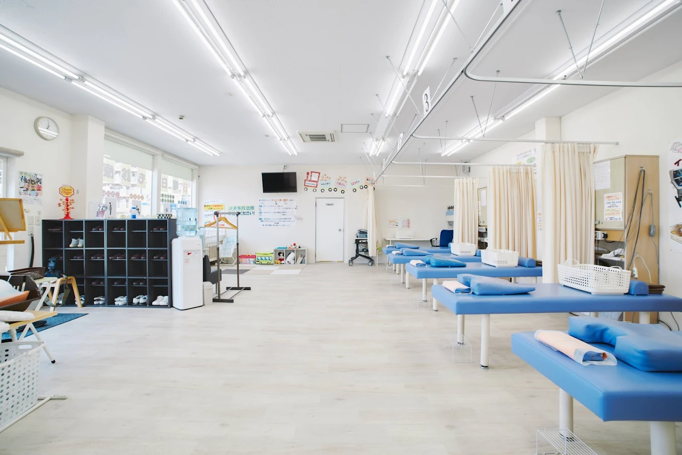 alt="つくば市のたかみはら整骨院の清潔感のある院内と施術スペースの様子"