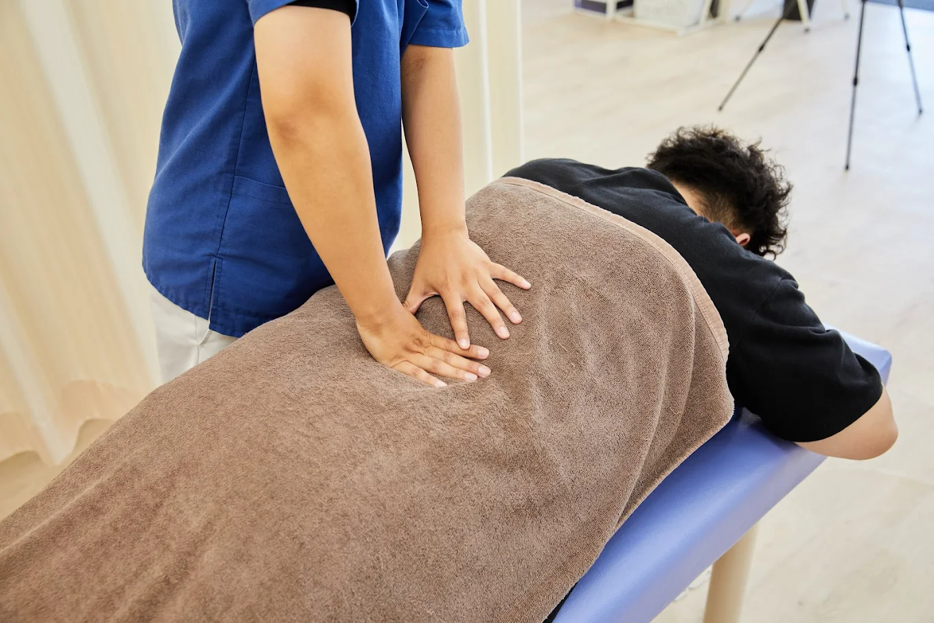 alt="つくば市のたかみはら整骨院のムチウチ治療の様子"