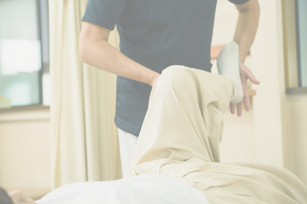 六万通りはりきゅう接骨院の石井院長の施術風景