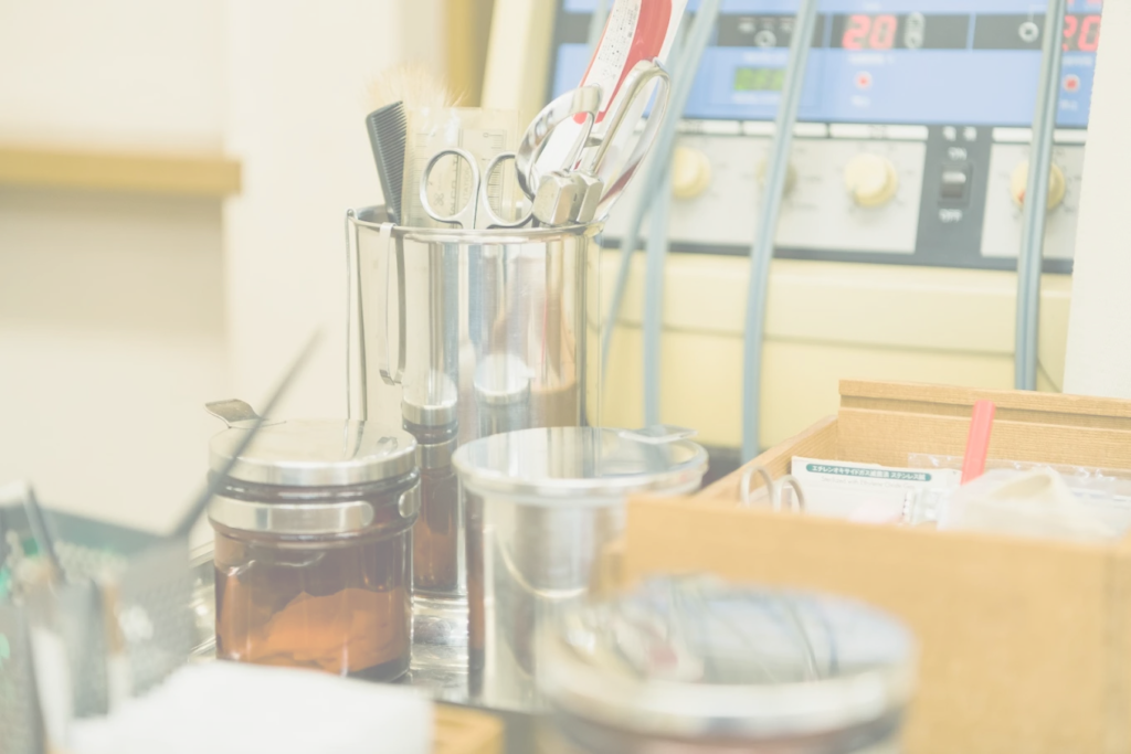 六万通りはりきゅう接骨院の背え術に使用する器具類