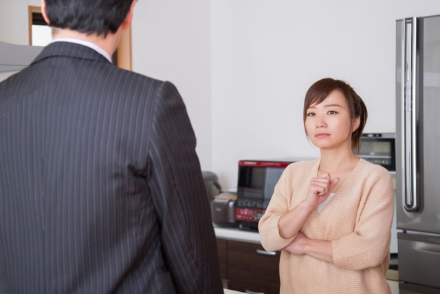 有責配偶者に離婚を迫る女性