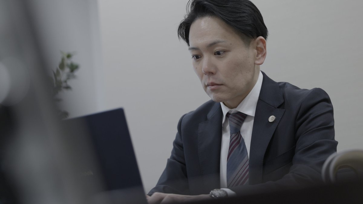 男性弁護士がパソコンに向かって業務に取り組む様子