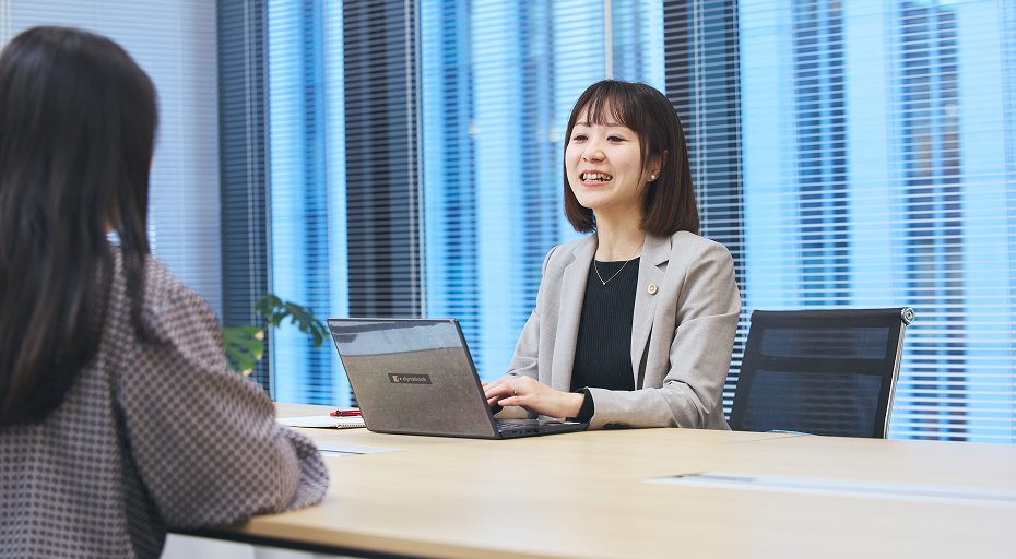 女性スタッフが相談に対応している様子