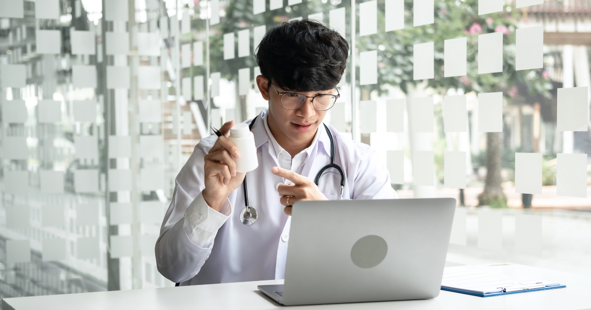 医師・専門家の推薦広告はNG？「医薬関係者等の推せん」規制を徹底解説